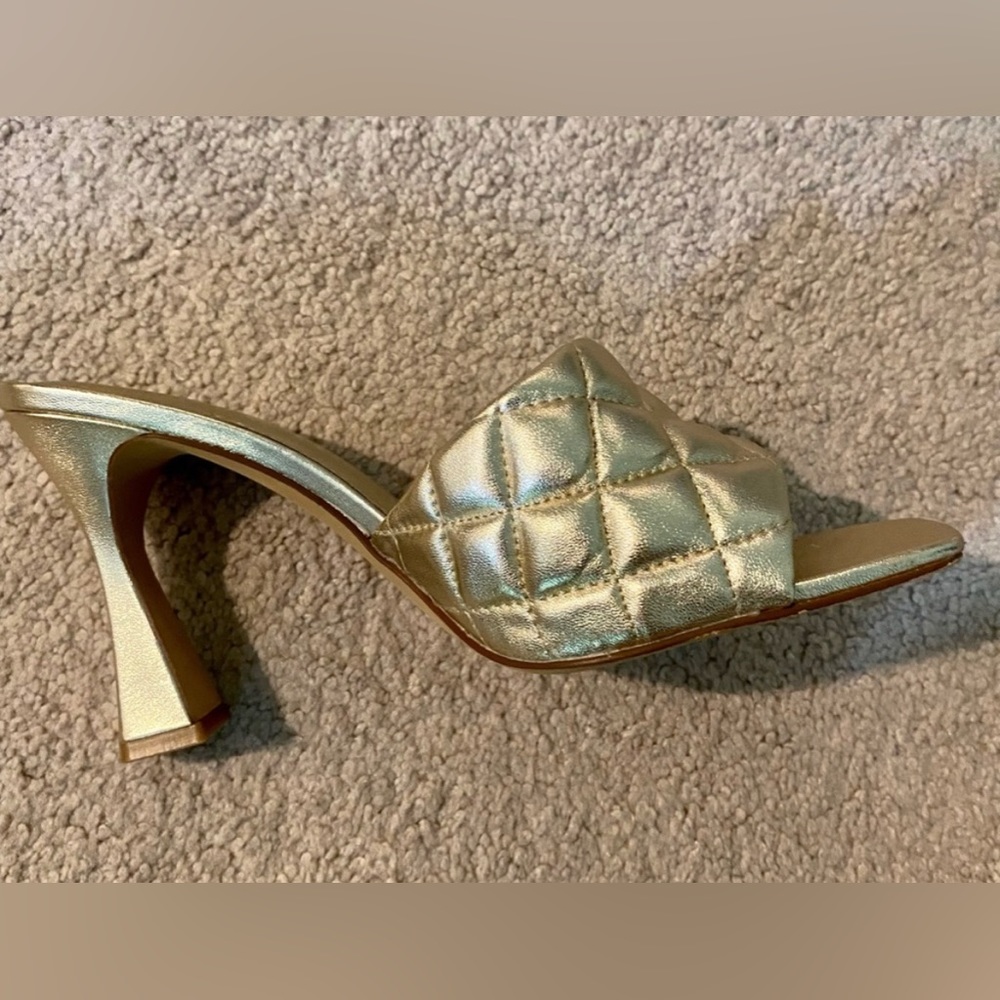 NWOB VINCE CAMUTO Reselm Quilted Band Leather Dress Sandals gold 7 1/5 - Picture 6 of 10